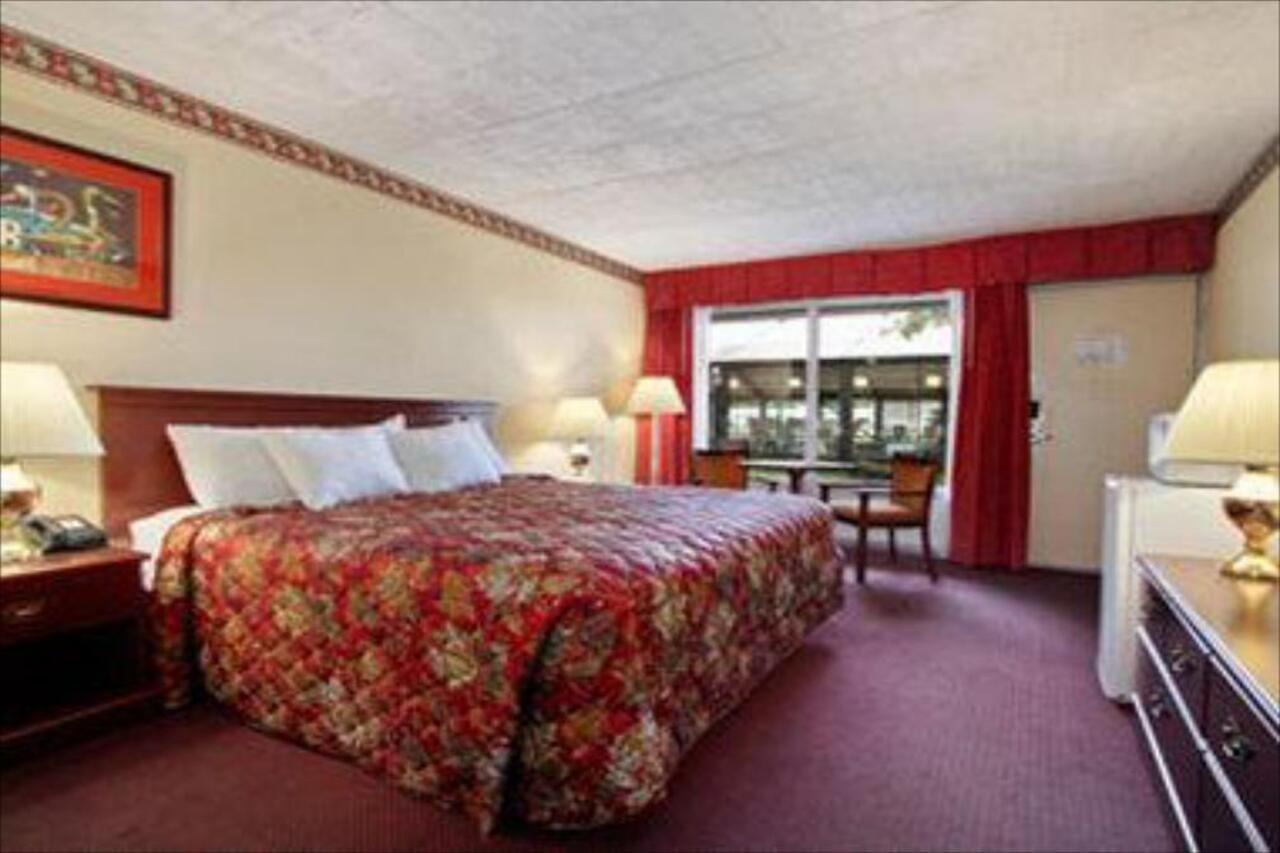 Days Inn East Stroudsburg Eksteriør billede